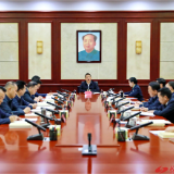 许忠建主持市委理论学习中心组集体学习