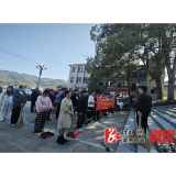 舒溶溪乡：携手共建美好家园 干群合力清扫卫生