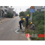 县公路建设养护中心：改造升级银湖村十字路口公路标识标牌 安全隐患得解 