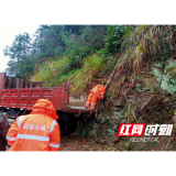 县公路建设养护中心：狂风暴雨突袭  公路抢险刻不容缓