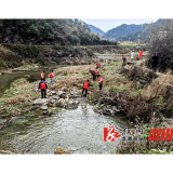 油洋乡：开展河道清理行动 传承践行雷锋精神
