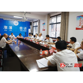 坚持实事求是 严格依法依规 带着感情解决群众急难愁盼问题——田晓华在县信访局接待来访群众