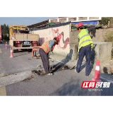 溆浦县公路建设养护中心:及时修补破损路面 保障道路通行安全