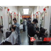 二月二“龙抬头”  市民理发“讨彩头”