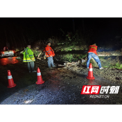 溆浦县公路建设养护中心：公路人雨夜保通