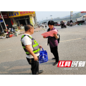 桥江镇：赶集日宣传送平安  筑牢基层安全防线