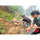 葛竹坪镇：暴雨山体落石阻通行 干群合力清障保民生