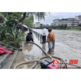 龙潭镇：清淤疏浚筑防线 党旗飘扬护安澜