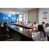 始终站稳人民立场 妥善解决群众合理诉求——田晓华在县信访局接待来访群众