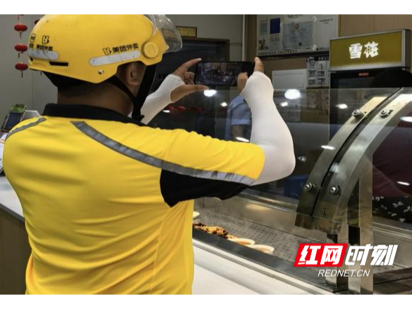 溆浦外卖小哥上岗“查”后厨了