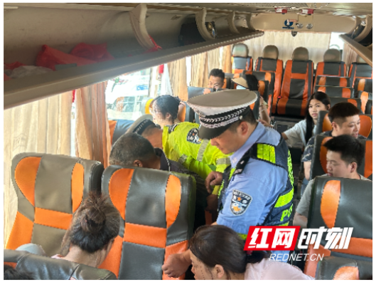 警灯护航“云端天路” 溆浦公安交警全力保障雪峰山索道运营畅通