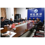 韦朝晖在市信访局接待来访群众