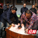 溆浦: 杀年猪 打糍粑 百猪宴里年味浓