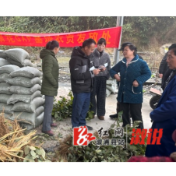 龙潭镇：统筹发放农贸物资 助力山银花GAP基地产业提质增效