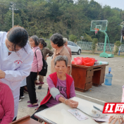油洋乡:重阳义诊送健康 便民服务暖人心