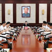 韦朝晖主持市委理论学习中心组集体学习