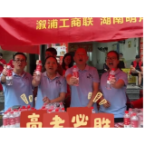 你们昂首奔赴考场，身后有志愿者默默守护，暖心护航。 愿你们提笔圆梦，高考必胜！