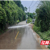 路政联合多部门快速处置路面污染 守护公路整洁通行环境