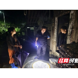 雨夜坚守不停歇 当好山间“守坡人” ——观音阁镇抓实地质灾害隐患排查工作