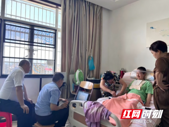县政务中心：暖心上门办实事 政务服务零距离