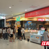 政企联动送清凉 情暖溆浦润心田——县商务局携手佳惠超市开展夏日关爱暨惠民公益活动