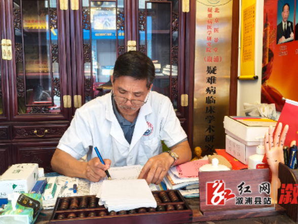 【人大代表风采】彭中进：四十载岐黄路 一颗赤诚为民心