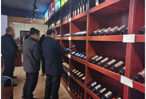 覃振华调研督导疫情防控及食品安全监管工作