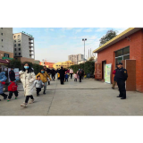 凤凰城管：专项整治校园周边环境  守护校园安全