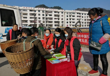 凤凰县图书馆开展“我们的中国梦•文化进万家”送书下乡活动