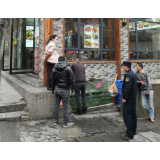 凤凰城管：持续开展鱼缸、鸡笼占道经营乱象专项整治显成效受好评