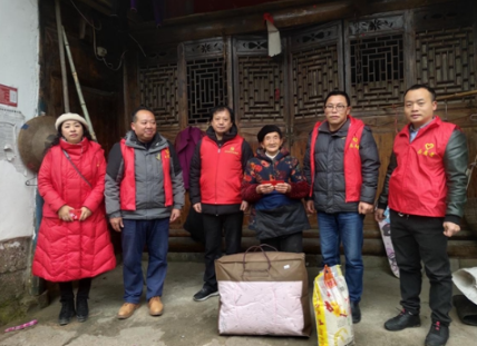 凤凰县司法局：走访慰问贫困户年终岁末送温暖