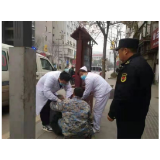 凤凰城管：老人意外摔倒头部流血  执法队员热心救助获赞