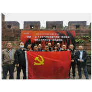 参观摄影双年展  忆脱贫攻坚故事  ——凤凰县教师发展中心党支部开展主题党日活动