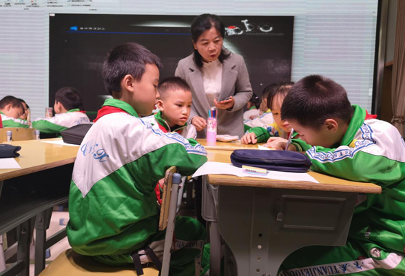 湖南省国培办督导组对“国培计划”（2021）凤凰县小学骨干班主任教师工作坊（A380）研修项目进行现场督导
