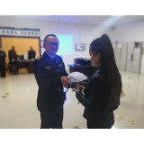 凤凰：举行“有奖问答送头盔 ”活动  助推“戴帽工程”专项行动