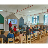 一路平安，多“盔”有你——凤凰县九里边城幼儿园开展交通安全宣传活动之头盔佩戴行动