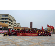   凤凰县箭道坪小学沱江校区开展“ 党员进社区，行动践初心”党员活动