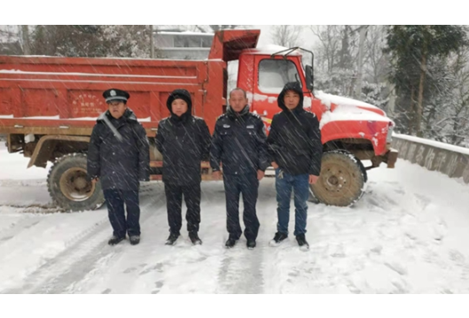 凤凰县腊尔山镇：干群同心 浴“雪”奋战保民安