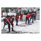 凤凰县委办开展除雪铲冰行动
