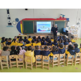 凤凰县箭道坪幼儿园：“全国交通安全日”交警走进幼儿园 开展交通安全宣传