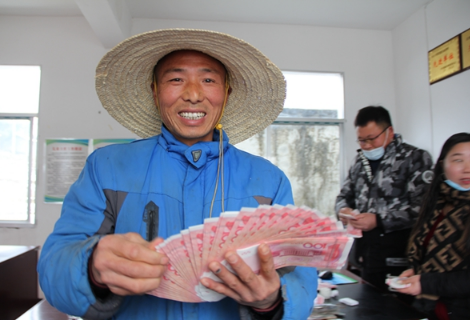 凤凰县林寨村：果农喜领收购款 增收致富笑开颜