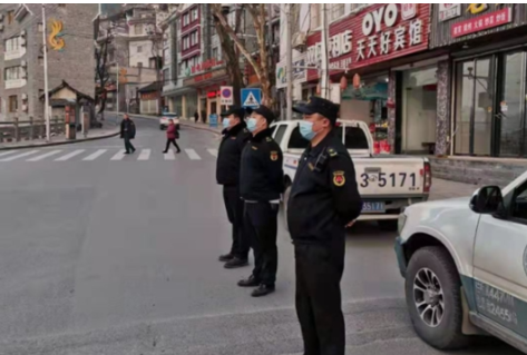 凤凰城管:“春节”长假全员在岗  全力护航凤凰古城旅游和市容交通秩序