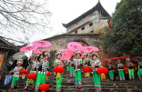 组图丨湖南凤凰：烟雨古城惹人醉 苗女多情贺新春