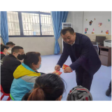 吴汉章看望慰问县残疾人康复中心受训儿童