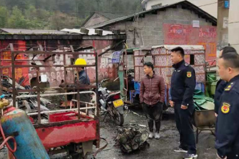凤凰县阿拉营镇：重拳出击车辆安全整治