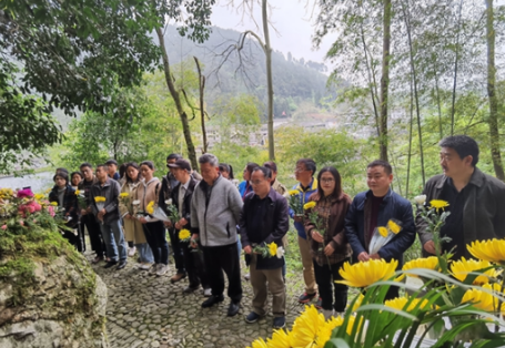 凤凰县开展缅怀文学大师沈从文清明节祭奠活动