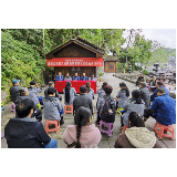学党史，增强民族、文化自信  ——凤凰古城景区旅游公厕保洁员实行着民族服装上岗