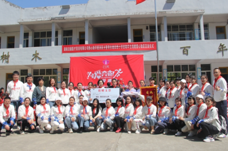 凤凰：泊丽集团10万元爱心捐赠助力凤凰乡村教育振兴