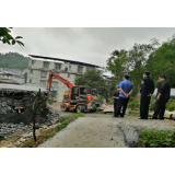 凤凰城管:拆除“违建”砖房  维护县域规划建设秩序