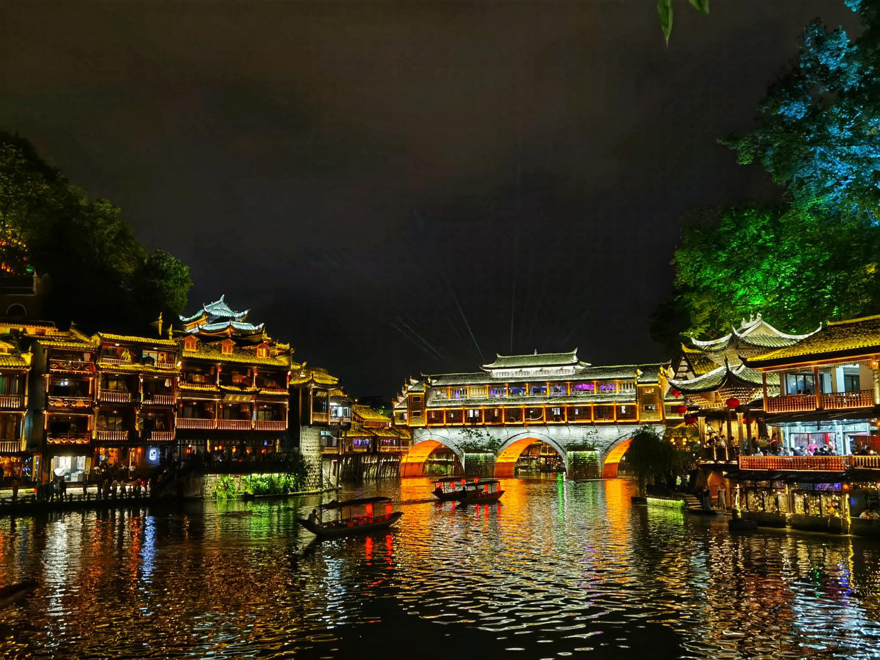 组图丨夜色撩人凤凰古城浪漫夜景醉游人-湖南频道